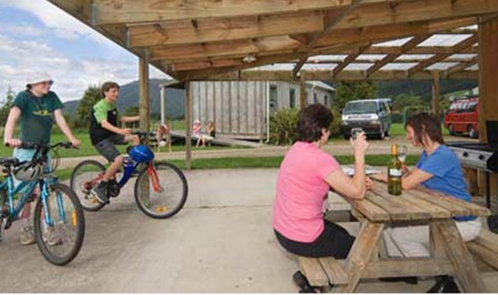 Smiths Farm Holiday Park Linkwater ภายนอก รูปภาพ
